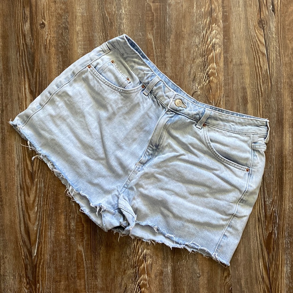 Topshop Light Wash Moto Mom Denim Jean Raw Hem Shorts - Picture 2 of 4